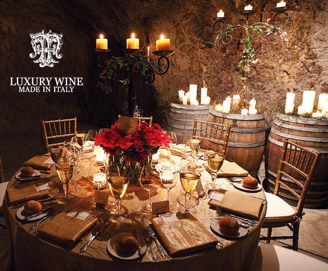 Romantica cena a lume di candela nella cantina