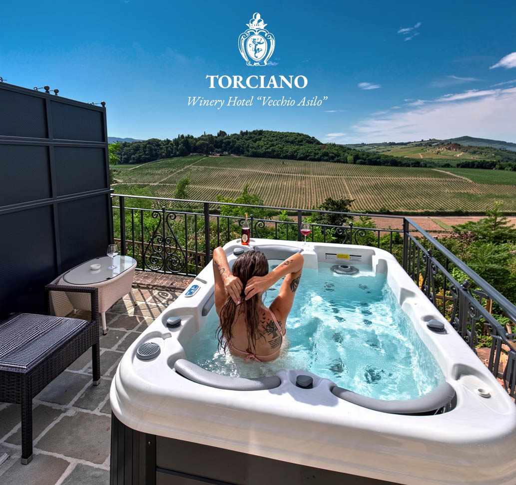 La vasca idromassaggio panoramica affacciata sui vigneti dell'Hotel Torciano Vecchio Asilo