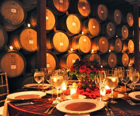 Romantica cena a lume di candela nella cantina